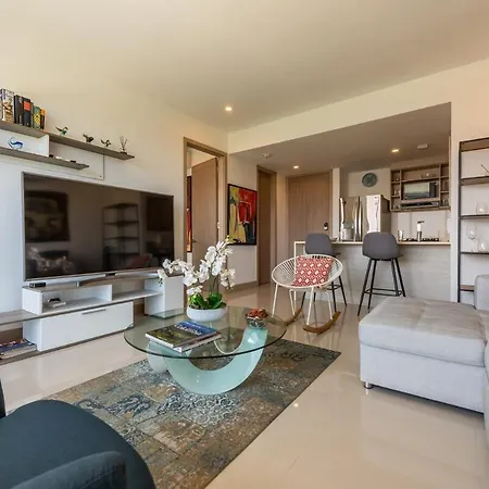 Beachfront Modern One-bedroom With Pool, Parking Apartamento