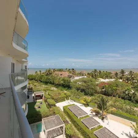 Beachfront Modern One-bedroom With Pool, Parking Apartamento