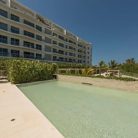 Beachfront Modern One-bedroom With Pool, Parking Apartamento *