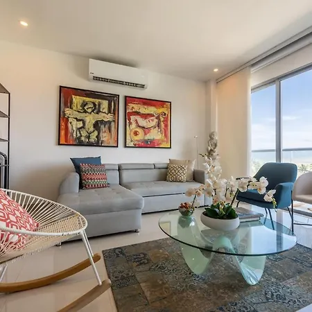 Beachfront Modern One-bedroom With Pool, Parking Apartamento *