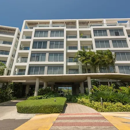 Beachfront Modern One-bedroom With Pool, Parking Cartagena