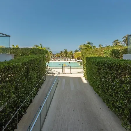 Beachfront Modern One-bedroom With Pool, Parking Apartamento